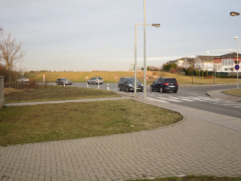 Nebezpečný přechod pro chodce za ostrou zatáčkou silnice v Pitkovicích