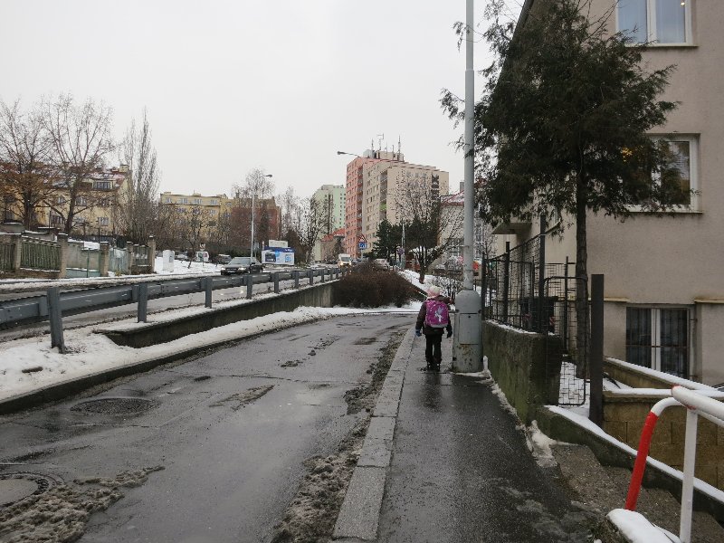 Úzký chodník na cestě od ul. Budějovické k metru Kačerov