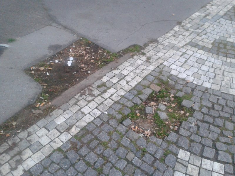 Výmlat a chybějící asfalt na rohu Vinohradské a Písecké