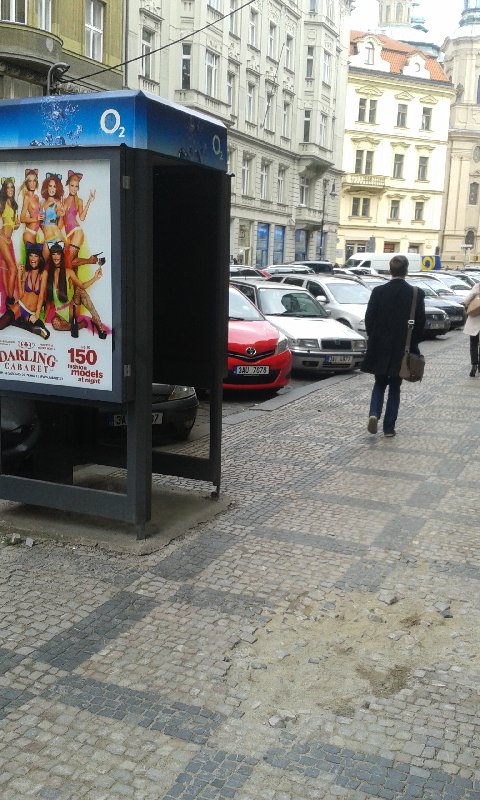 Rozbitý chodník v Kaprově