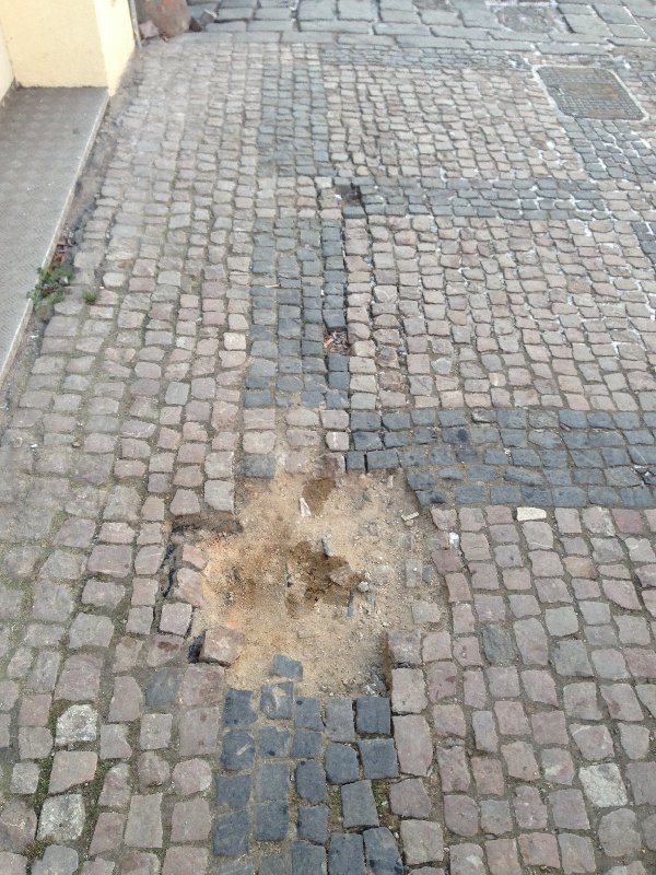 Díra v chodníku na Senovážné