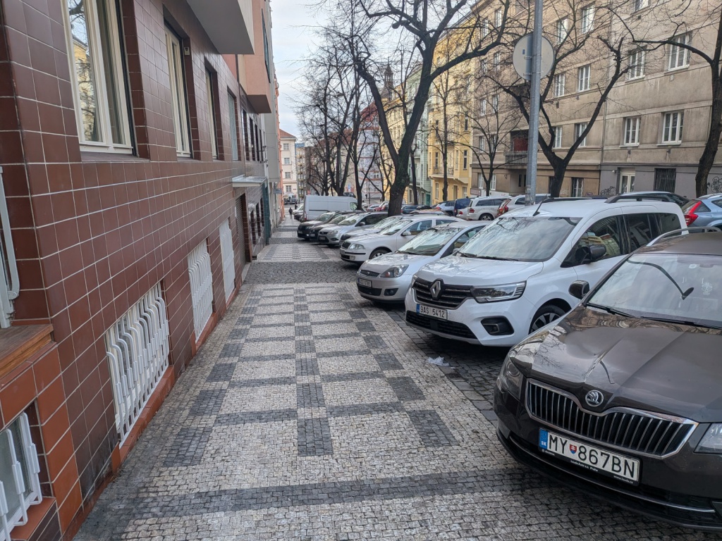 Omezení průchodnosti chodníku v ulici Tolstého