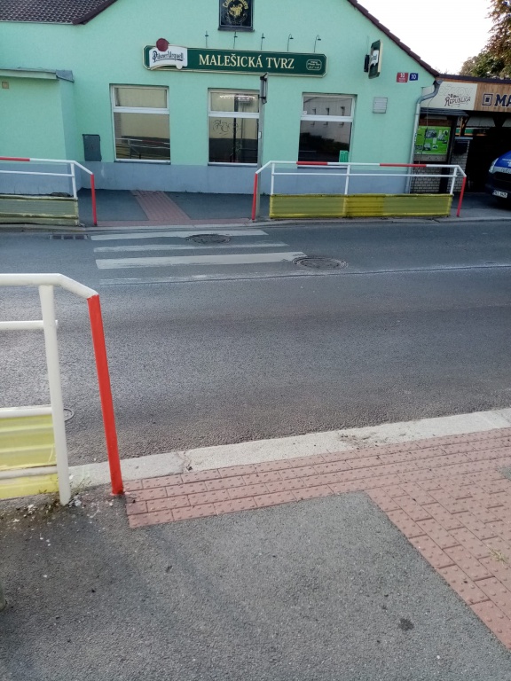 NENAMALOVANÝ PŘECHOD PRO CHODCE V MALEŠICÍCH, SILNICE U TVRZE