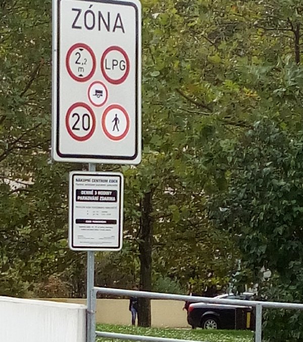 Parkoviště bez chodců v NC Eden