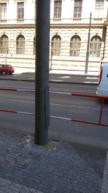 Vytlučená dlažba v Resslově ulici u Karlova náměstí