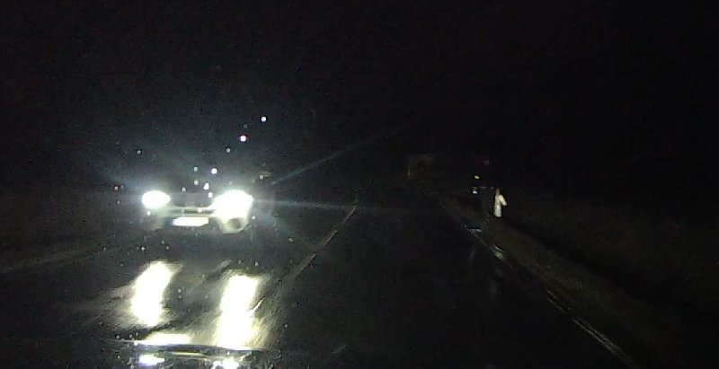 Chybějící osvětlení a bezpečný chodník podél silnice mezi pražskými MČ