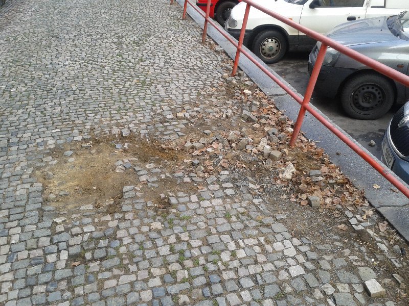 Vysypaný chodník v Sudoměřské