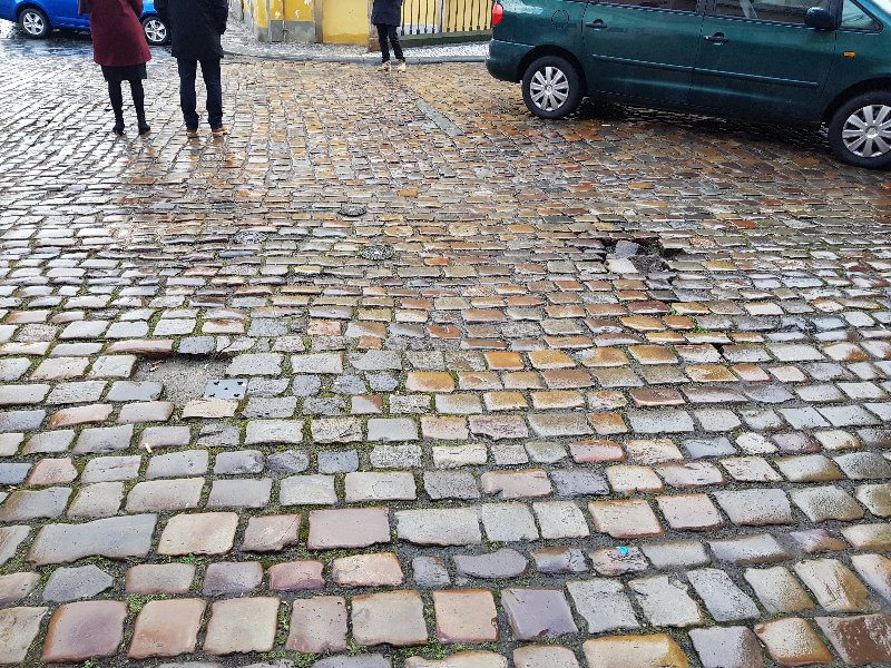 Vypadané kostky na Dražického náměstí
