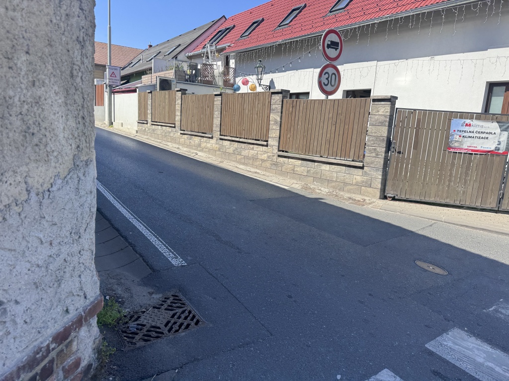 Přechod Lipové náměstí X ulice K Pramenu (Praha Dubeč)