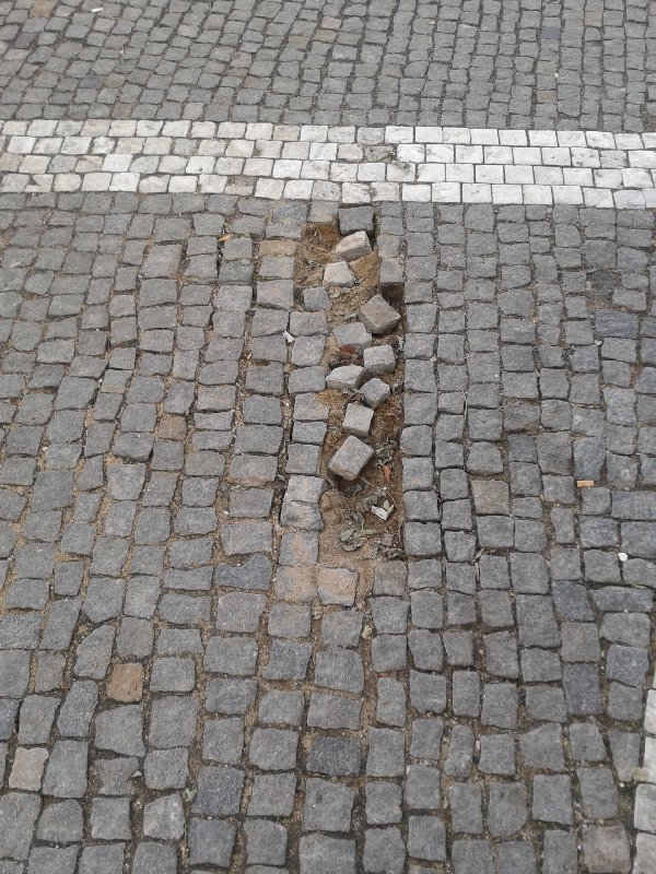 Vysypaný chodník na rohu Jičínské a Vinohradské