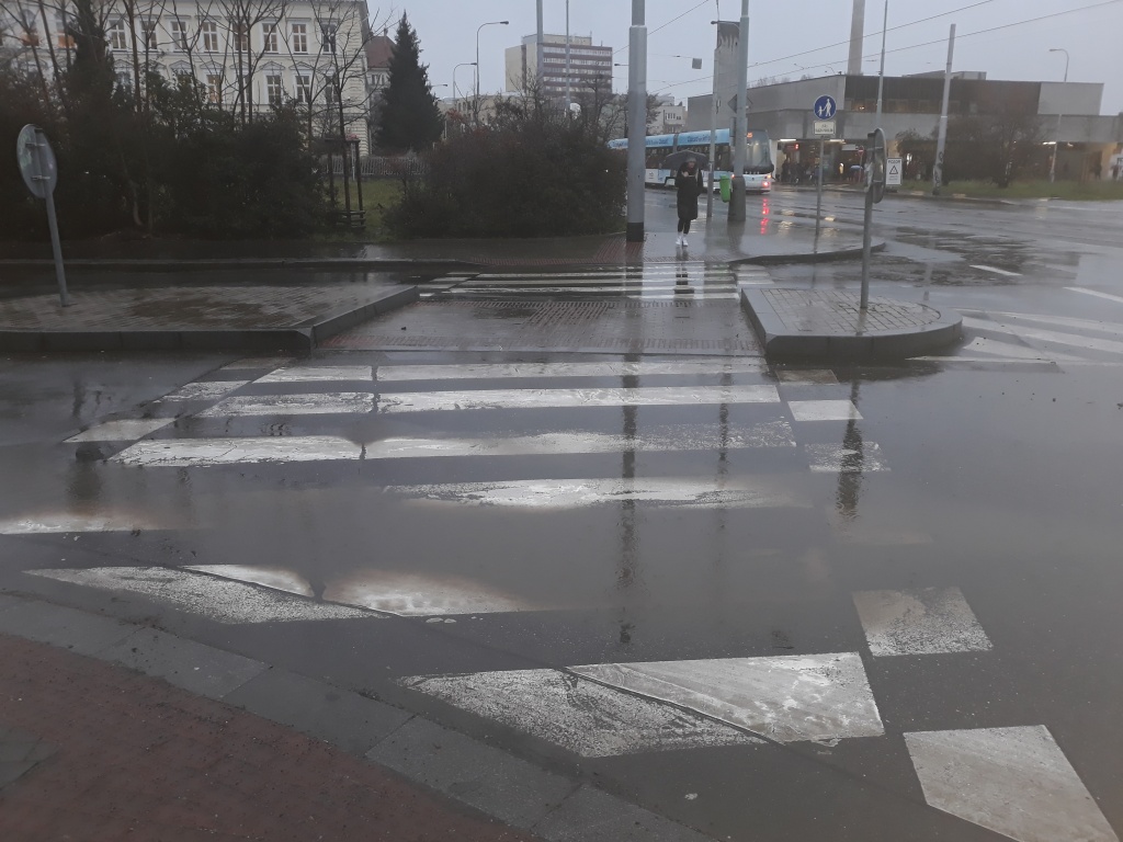Zatopený přechod přes ulici Železničářů