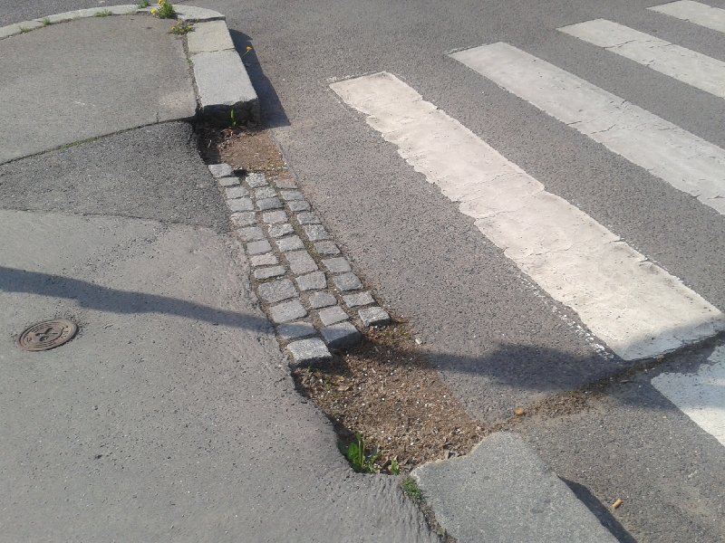 Chybějící dláždění u přechodu pro chodce Ruská x Murmanská