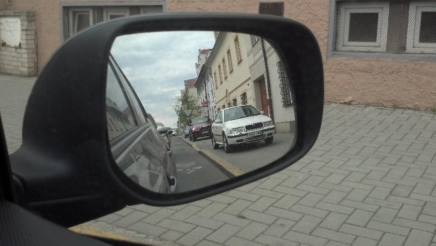 Na Strži – auta stávají na chodníku
