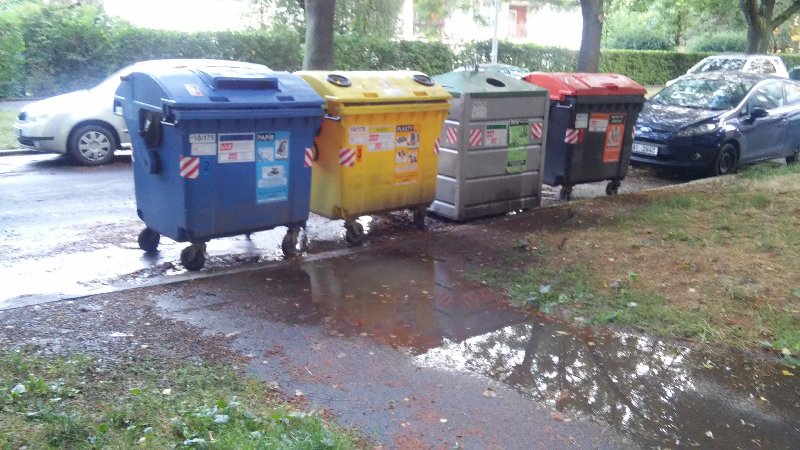 Chodník a přístup ke kontejnerům v ulici Dětská u Černokostelecké