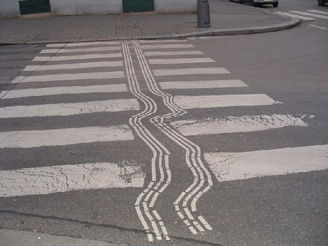 Deformovaný vodicí pás na přechodu (Kloboučnická x  K Podjezdu) 