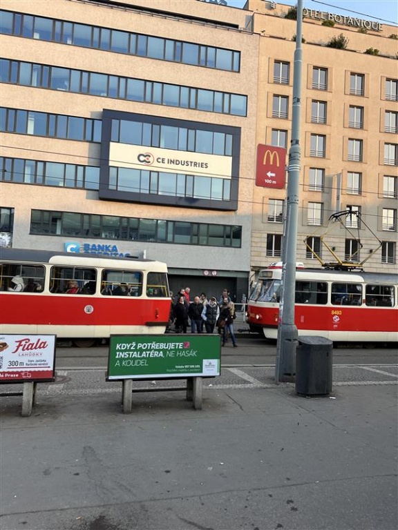 Chybějící vypouklé zrcadlo na tram zastávce Florenc