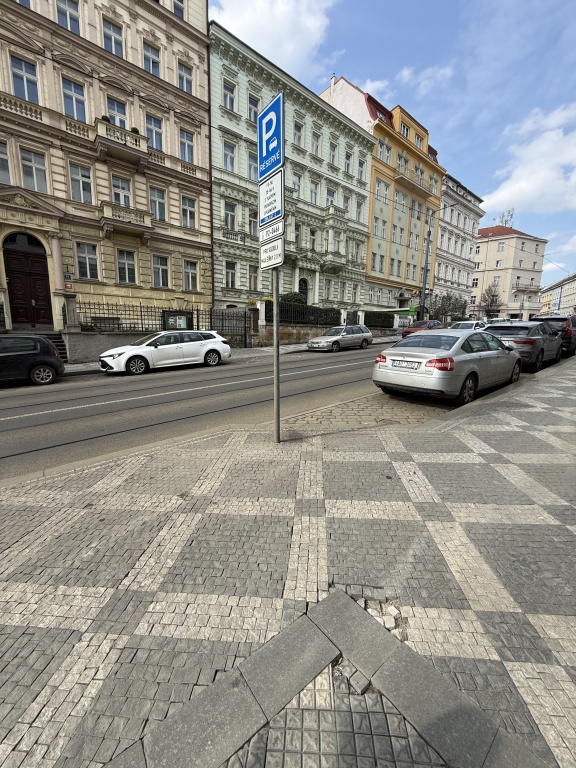 Rozbitý chodník Bělehradská