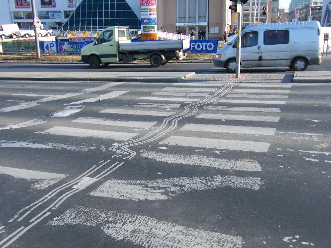 Deformovaný vodicí pás pro nevidomé (Na Pankráci x Hvězdova)