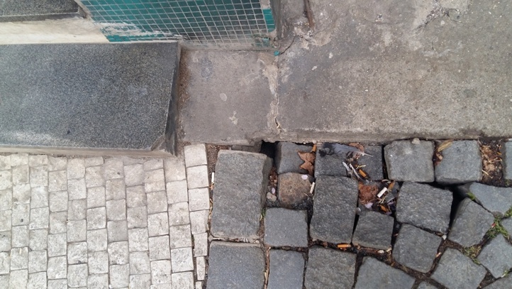 Rozbitý chodník – Praha 3 – Kolínská 20 