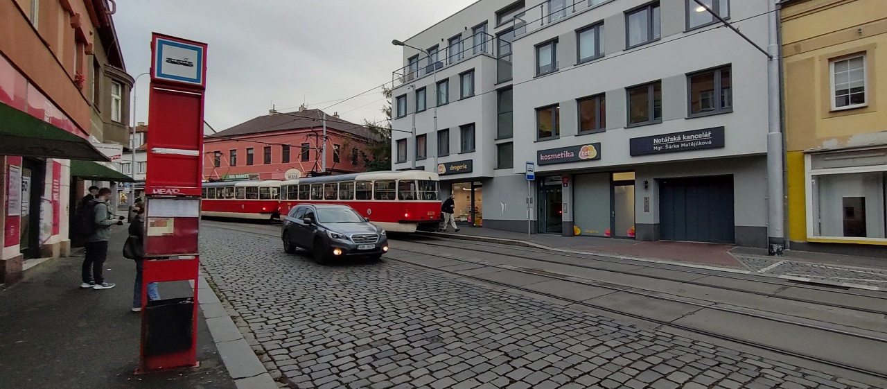 Chybějící přechod pro chodce u tramvajové zastávky Ke Stírce 