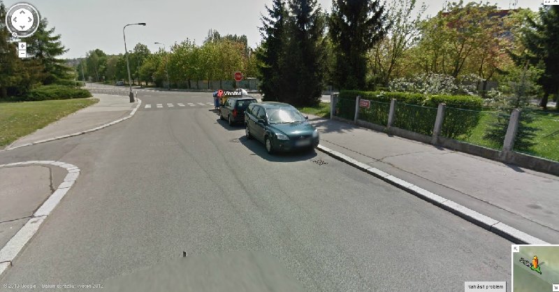 Přechod s výhledem zakrytým kontajnery