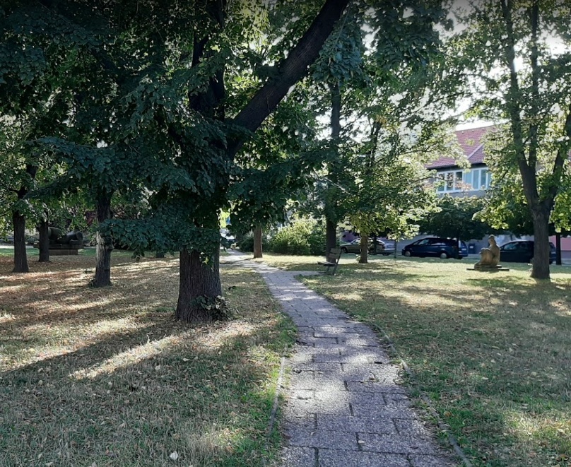 Chybějící odpadkové koše na náměstí Mezi Zahrádkami