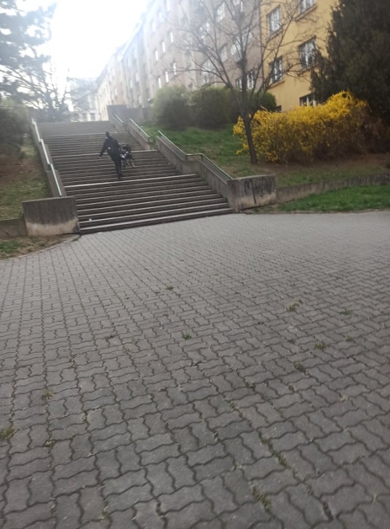 Instalaci nájezdů pro kočárky na schodiště v ulici Pod Terebkou