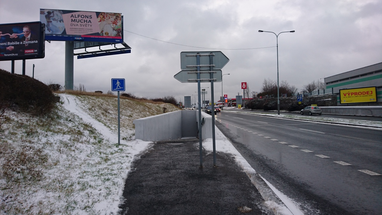 Díra v chodníku u podchodu v ulici k Barrandovu, k obchodu Lidl