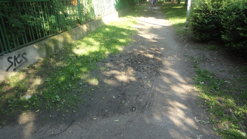 Chodník a silnice ve špatném stavu