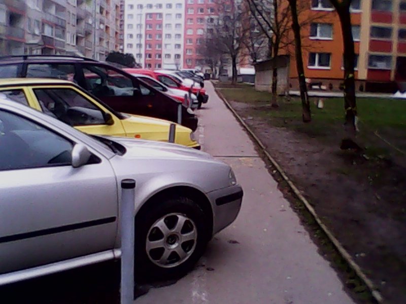 Dlouhodobě neprůchodný chodník ve Vašátkově ulici