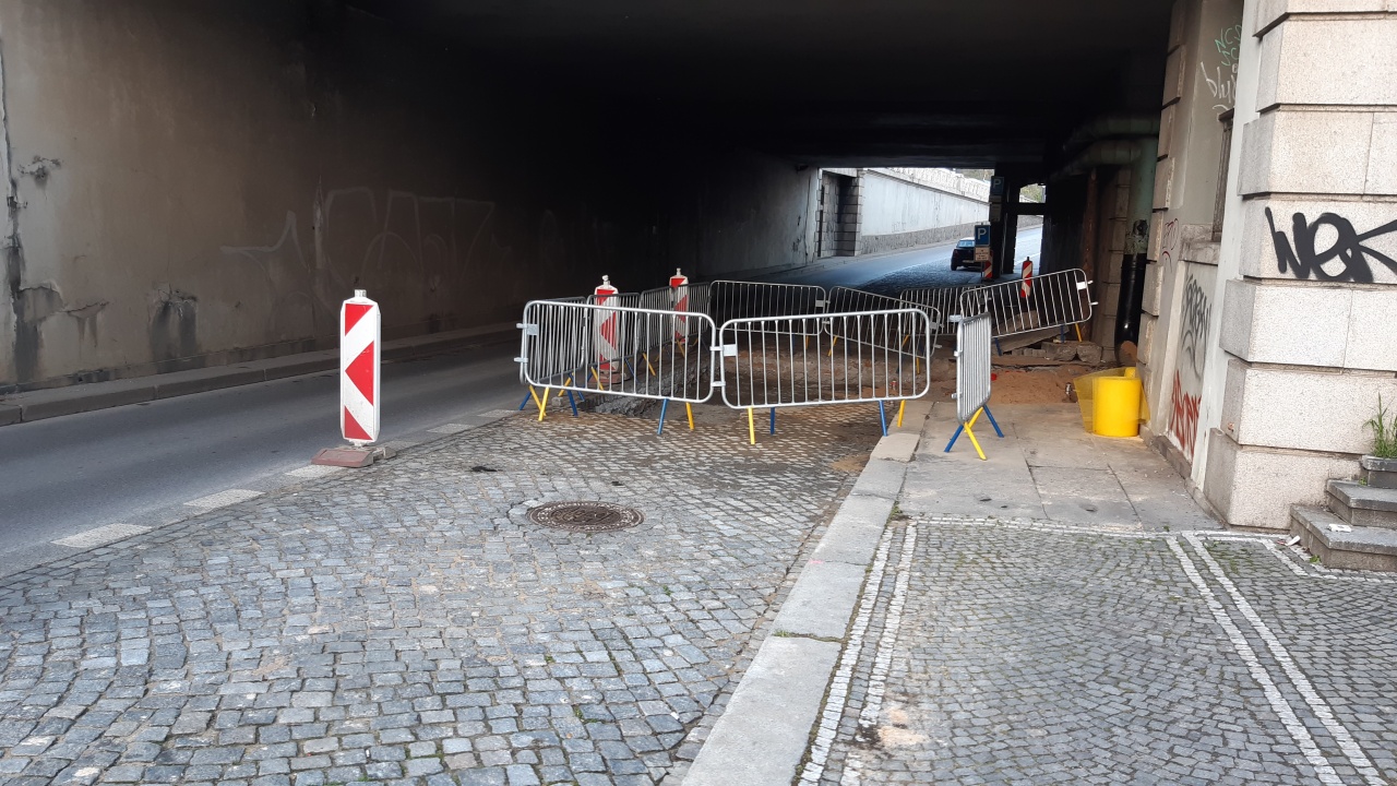 Uzavírka chodníku bez patřičné možnosti obejití