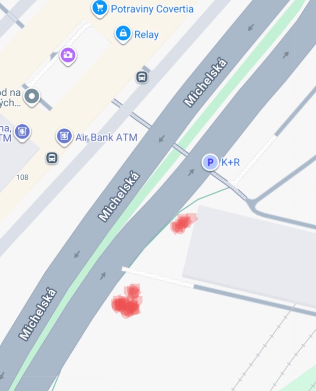 Velké množství odpadků ( pet lahve, papírky, plechovky) 