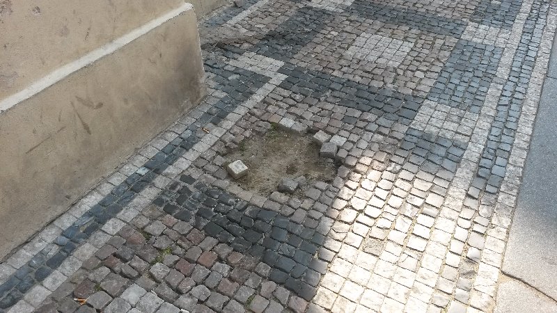 Rozbitý chodník před kostelem sv. Jakuba