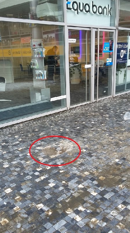 Rozbitý chodník u metra Anděl (ul. Nádražní)