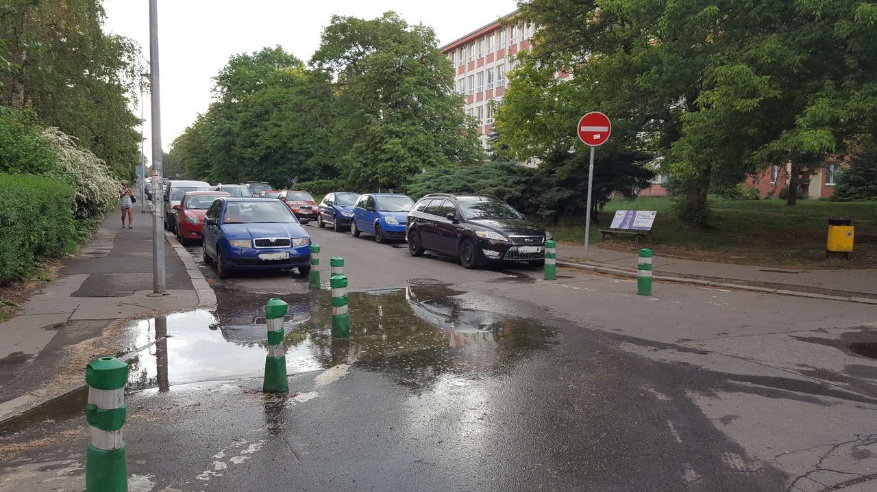 Velká louže po dešti v ulici Nad Vodovodem
