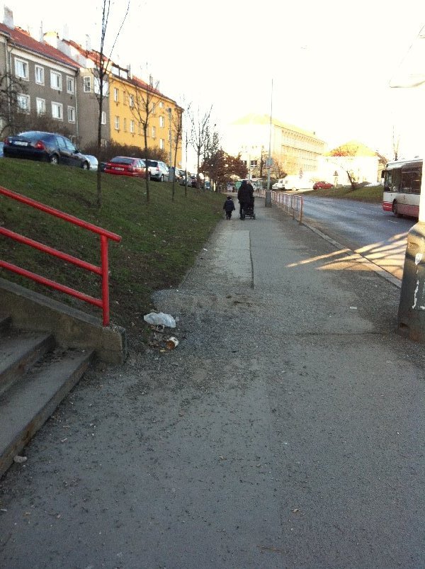 Chodník zablokovany sterkem v ulici Sdruzeni