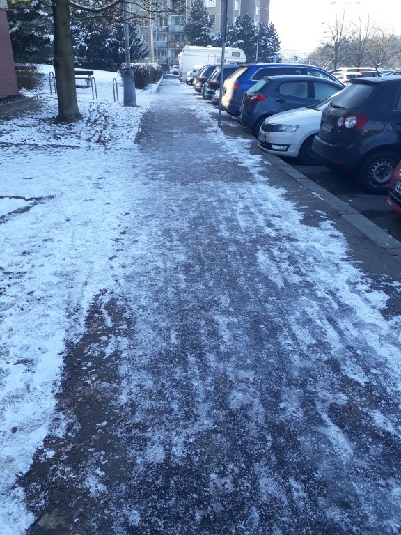 Zimní (ne)úklid před Poliklinikou Barrandov