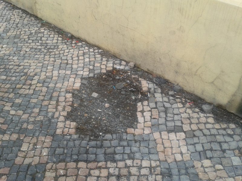 Díry v chodníku na Velehradské