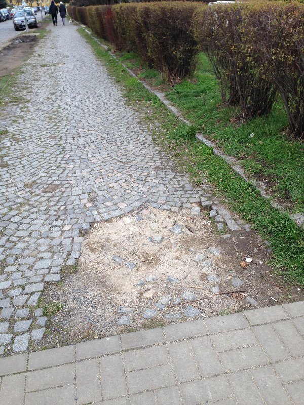 Chybějící dlažba na rohu Litevské a Omské