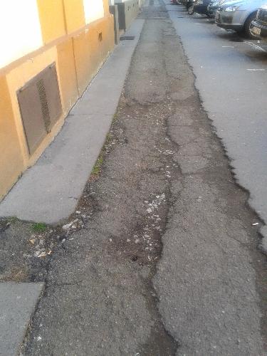 Rozbité a sflikované chodníky v Jagellonské ulici