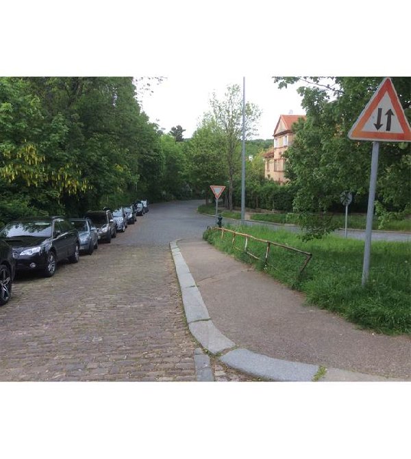 Křižovatka V Stráni x U Tenisu