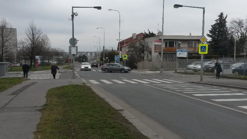 Prechody v ul. Ke Stacirne - auta zasadne nedodrzuji rychlost 30 km/h