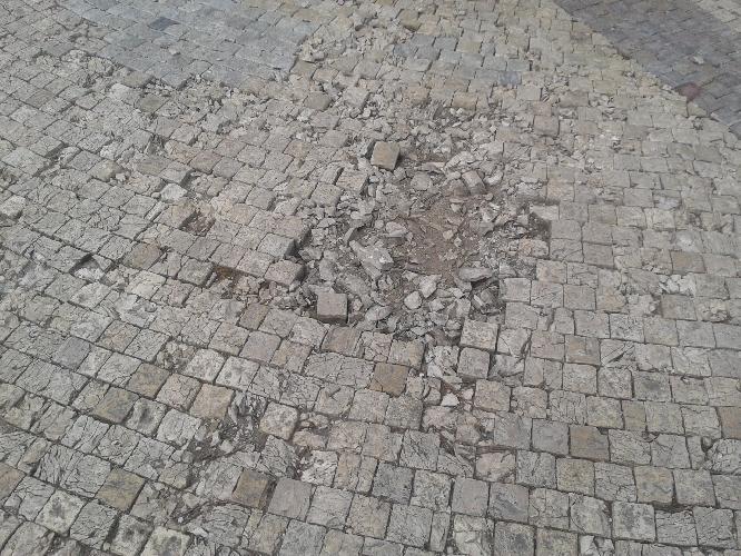 Drobící se dlažba na nároží ulic Anny Letenské a Římské 