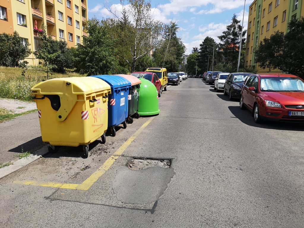 Výmol v ulici Nad vodovodem (Praha 10 - Malešice)