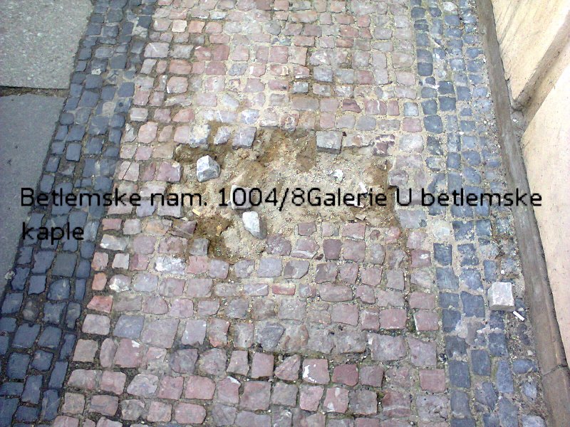 Rozbitý chodník na Betlémském náměstí
