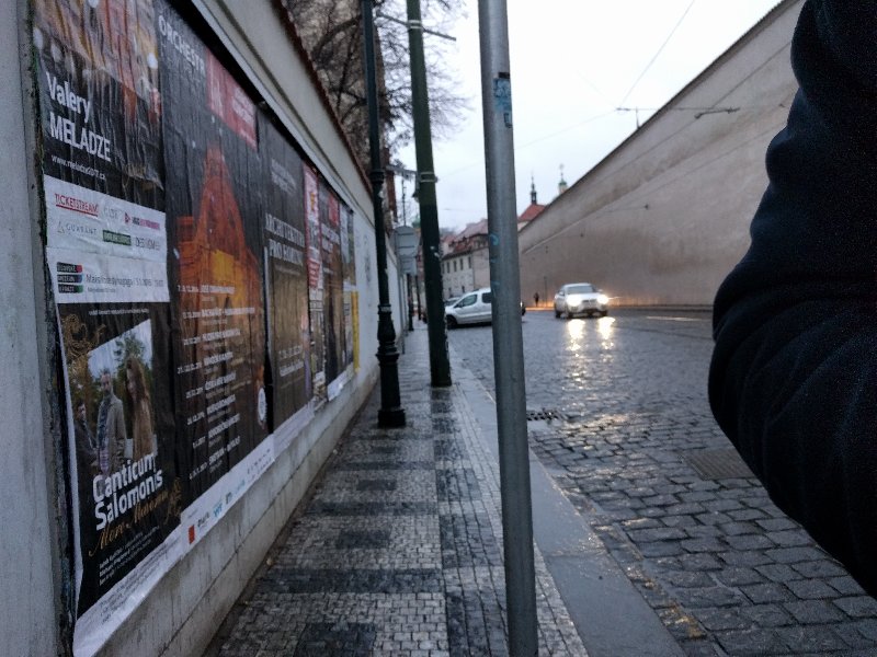 Značky a sloupy věř. osvětlení v chodníku