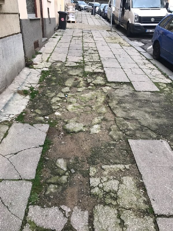 Rozbitý chodník Mojmírova