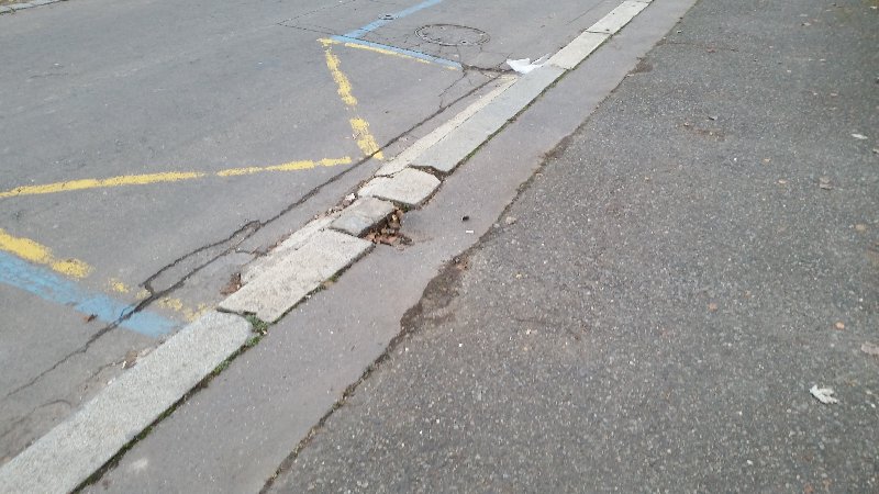 Rozbitý chodník v ulici Na Balkáně