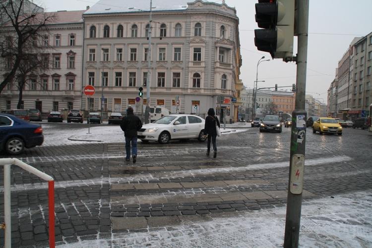 Nebezpečný přechod přes Korunovační ulici (u Letenského nám.)