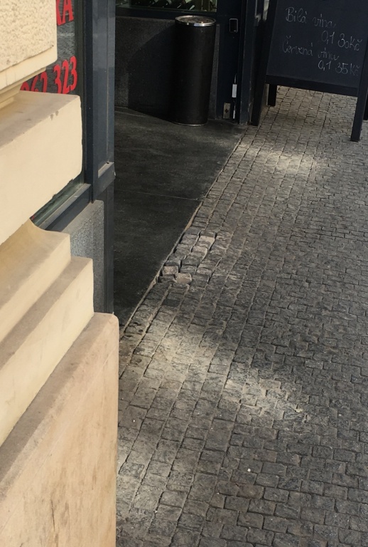 Poškozená dlažba Vladislavova 1390/17